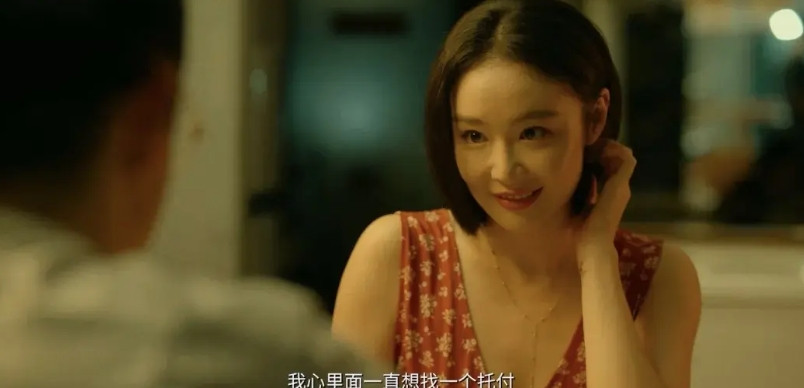 悬疑剧《重影》开播,一口气连看5集不过瘾,不知道大家发现没?这部剧与最近热播的电