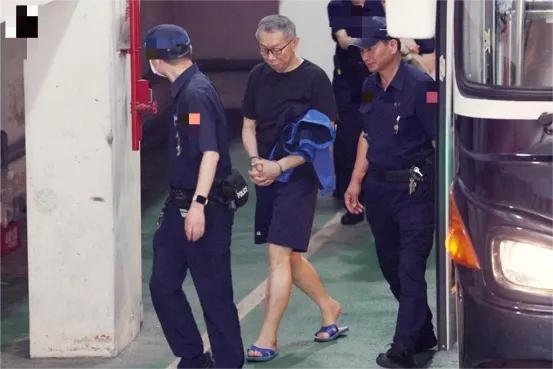 台媒7月21日报道，台北地方法院审查民众党前主席柯文哲等人羁押事宜，21日做出新