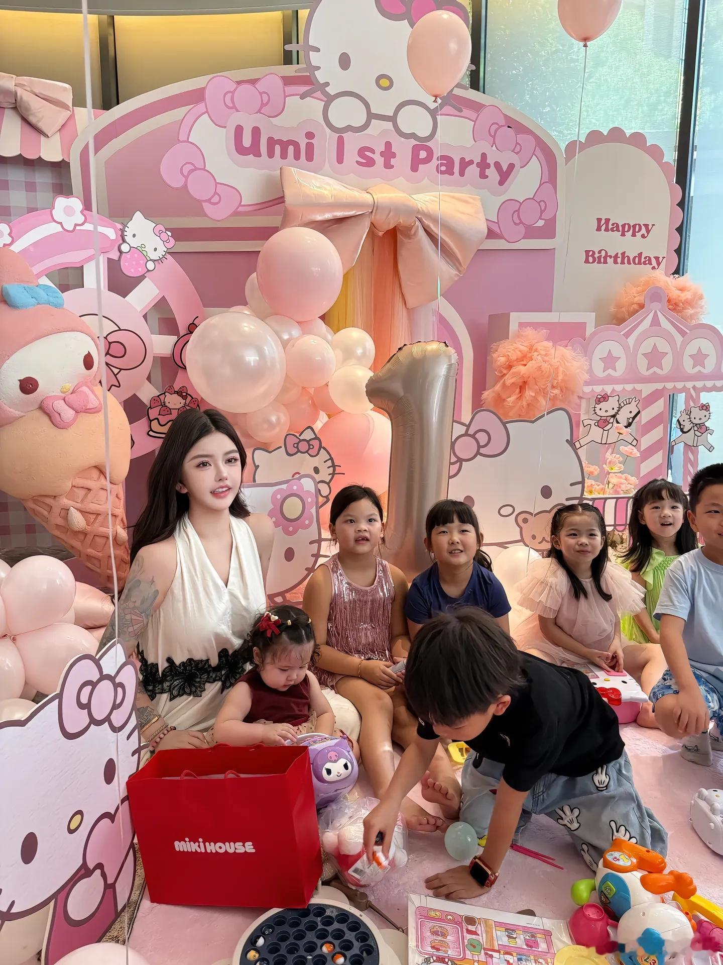 韩安冉宋浩然小女儿一岁了，优米五官遗传了爸妈优点，好漂亮的宝宝。韩安冉给女儿庆生