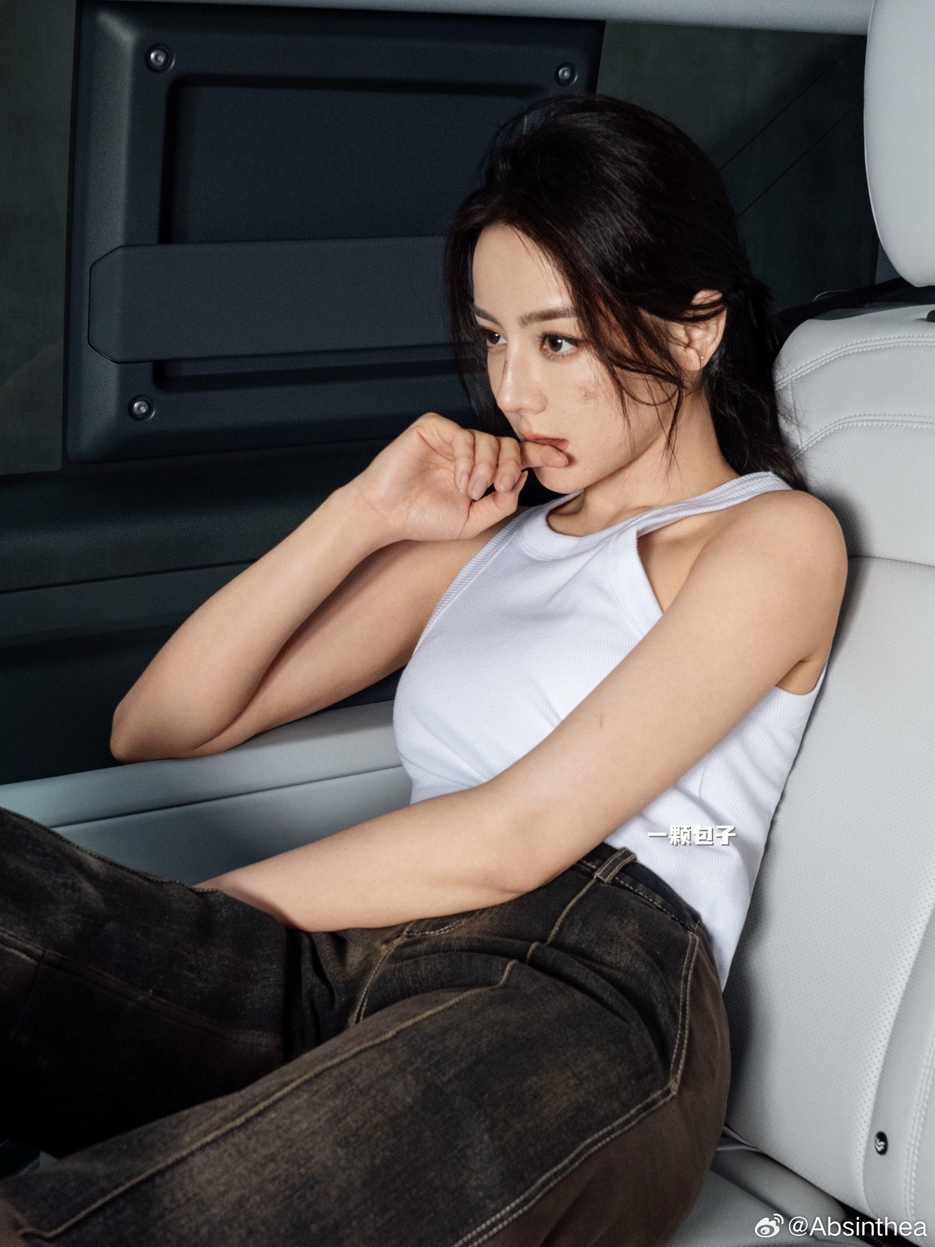 这个手臂线条犯规犯规我还以为姐姐在咬手指