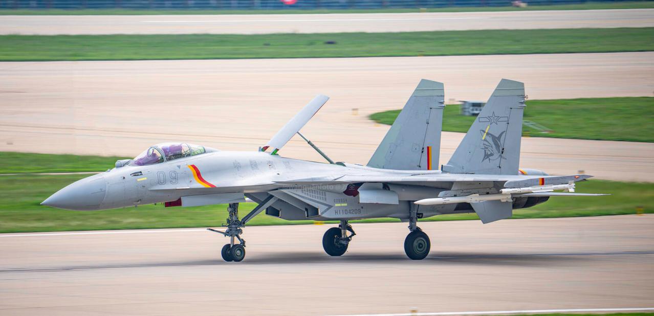 [呲牙笑]哟~不错啊，歼-15T挂载PL-15和PL-10——看上去和小