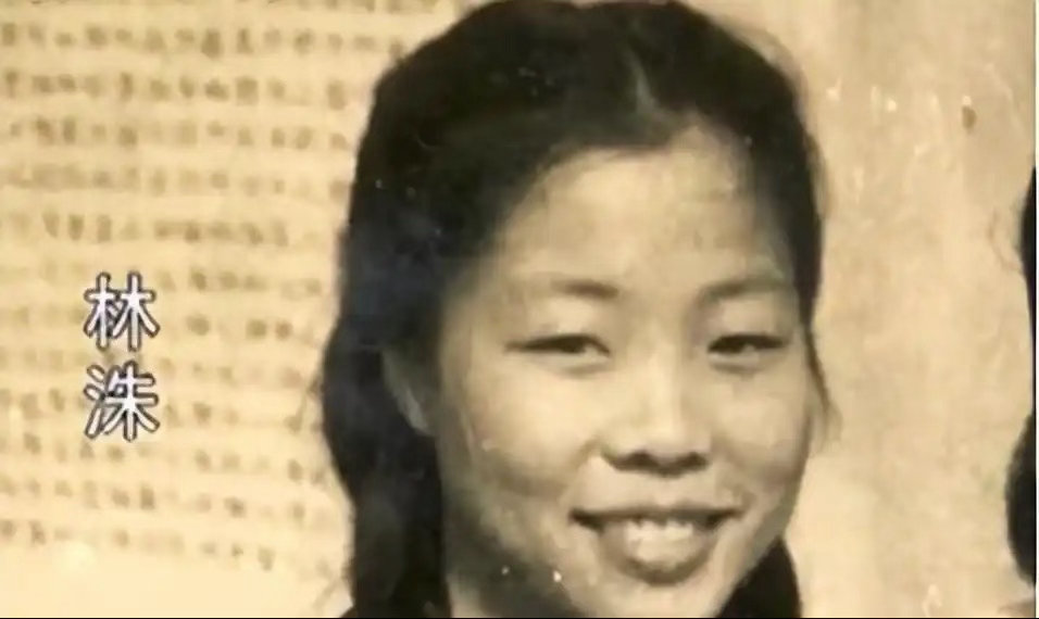 1962年，梁思成和新婚妻子林洙合影留念，画面里林洙面色圆润饱满，满脸都是幸福的