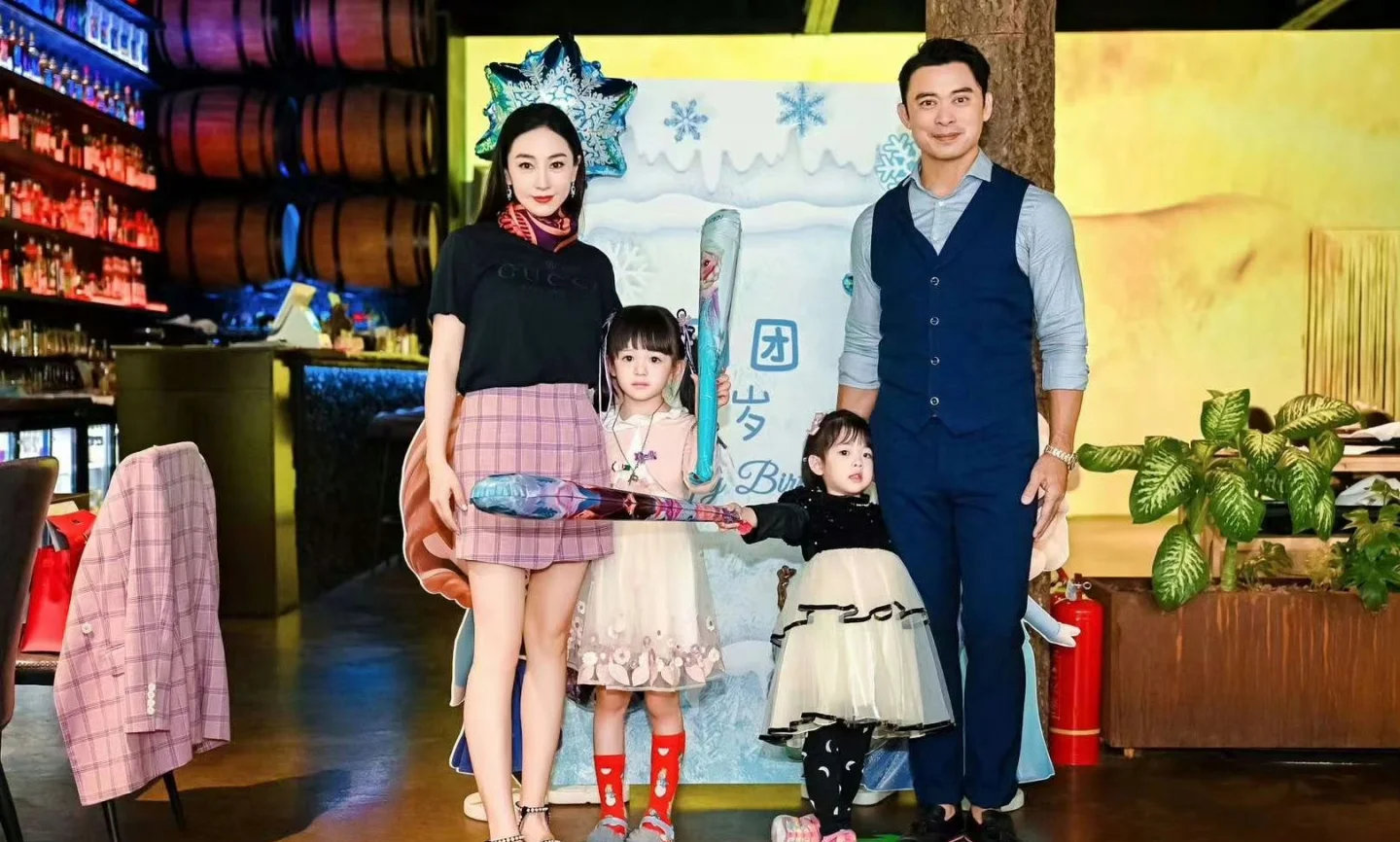 樊少皇女儿又白又好看，好像小时候的迪丽热巴