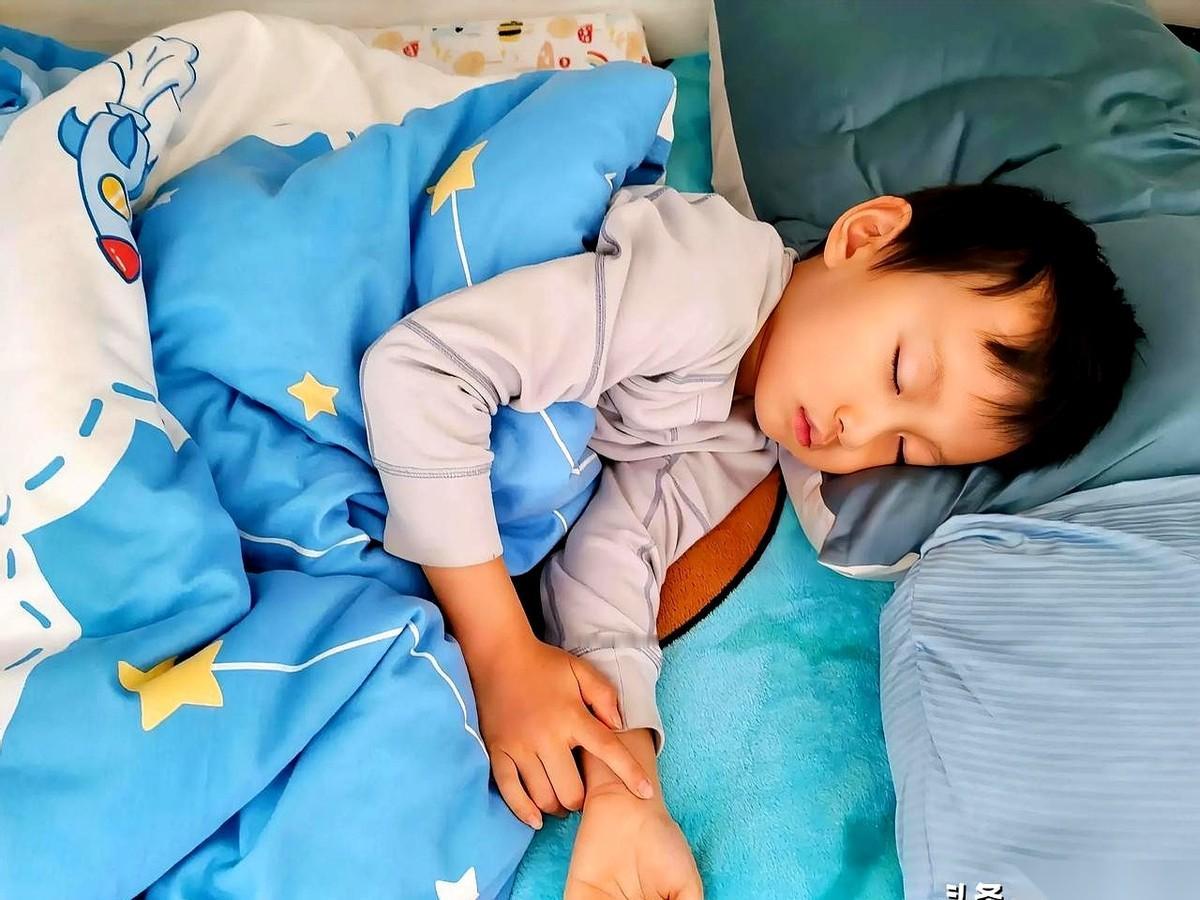 我那股火，真的，已经顶到脑门了。熊孩子生病，早上非要在床上喝糖浆，好家伙，一扭