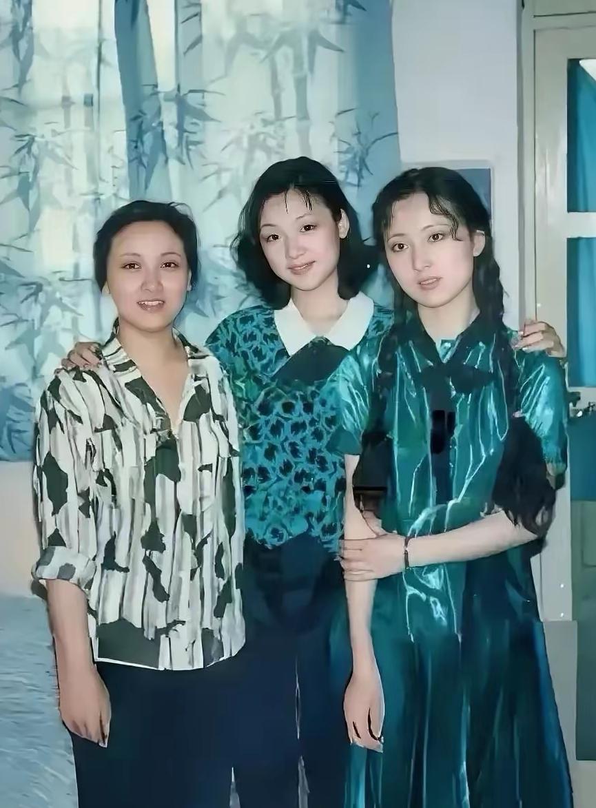 37年前绝版同框！邓婕、张延、陈晓旭旧照太珍贵。没有厚重滤镜精致浓妆，一身复古