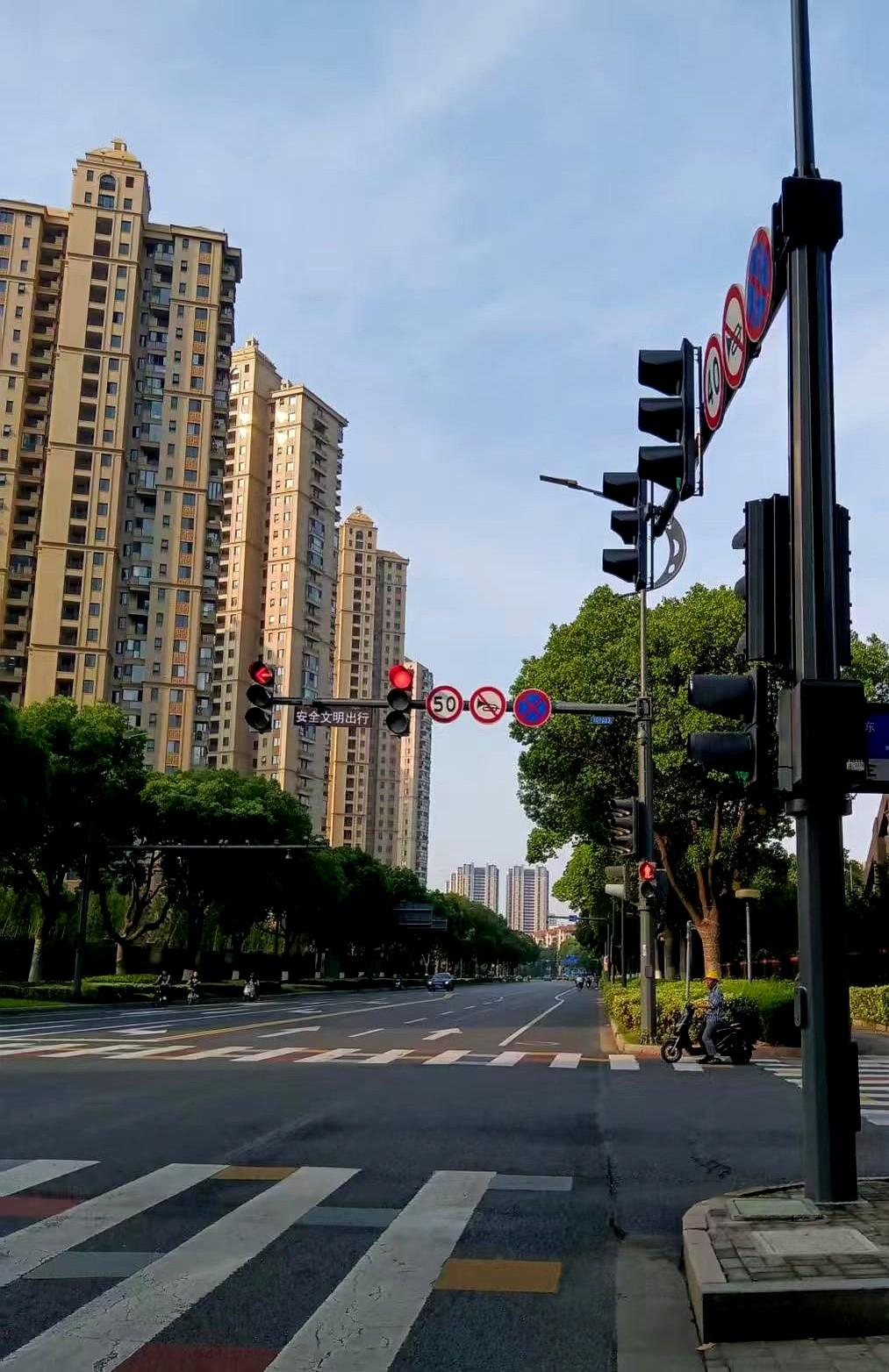 买房真的很奇怪，七八年前我有七八万存款。现在手里攥着二十多万，却只能眼巴巴看着