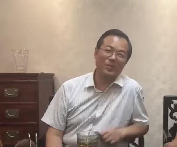 娱乐圈的天又要起风云了！著名狗仔卓伟再次出山爆猛料，称一位名字是三个字的天王巨星