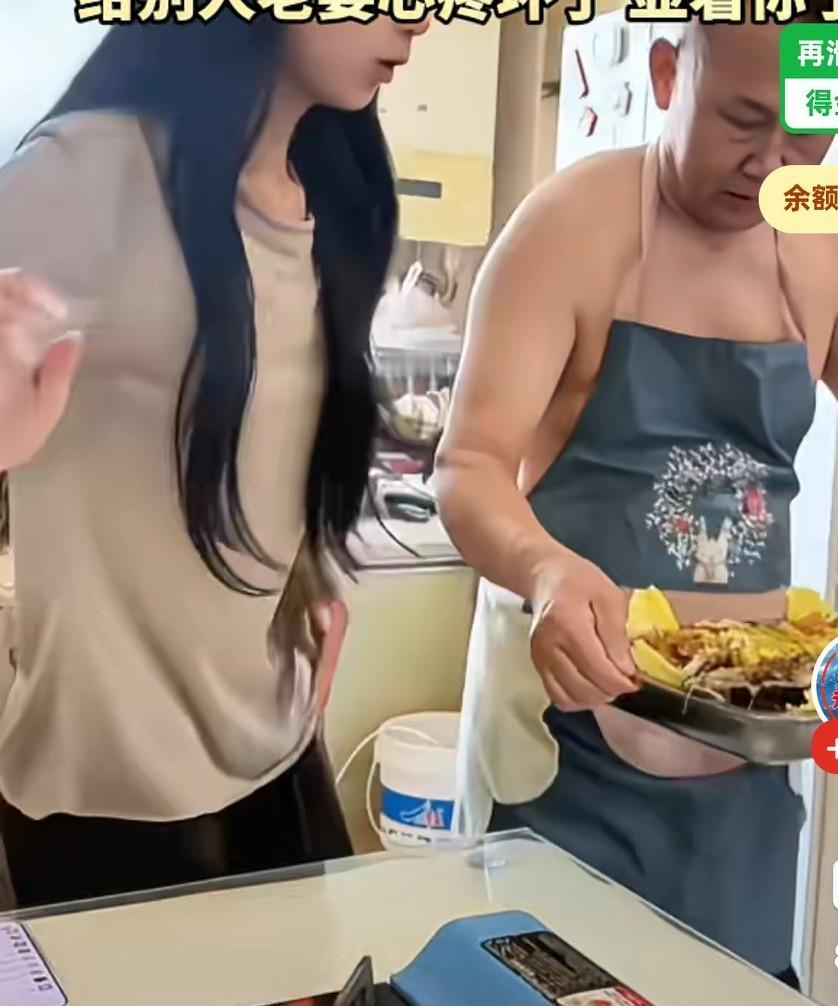 女儿比妈妈懂事太多，爸爸做完鱼，满头大汗，女儿又是擦汗，又是递饮料，妈妈看不下