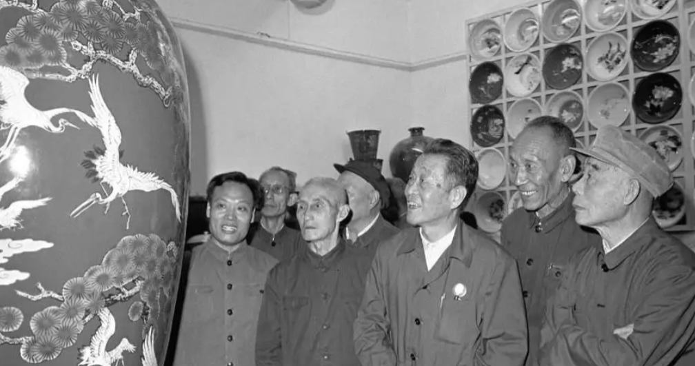 1973年5月8号，杜聿明站在韶山毛主席旧居门前，突然转头对身边工作人员说：“我