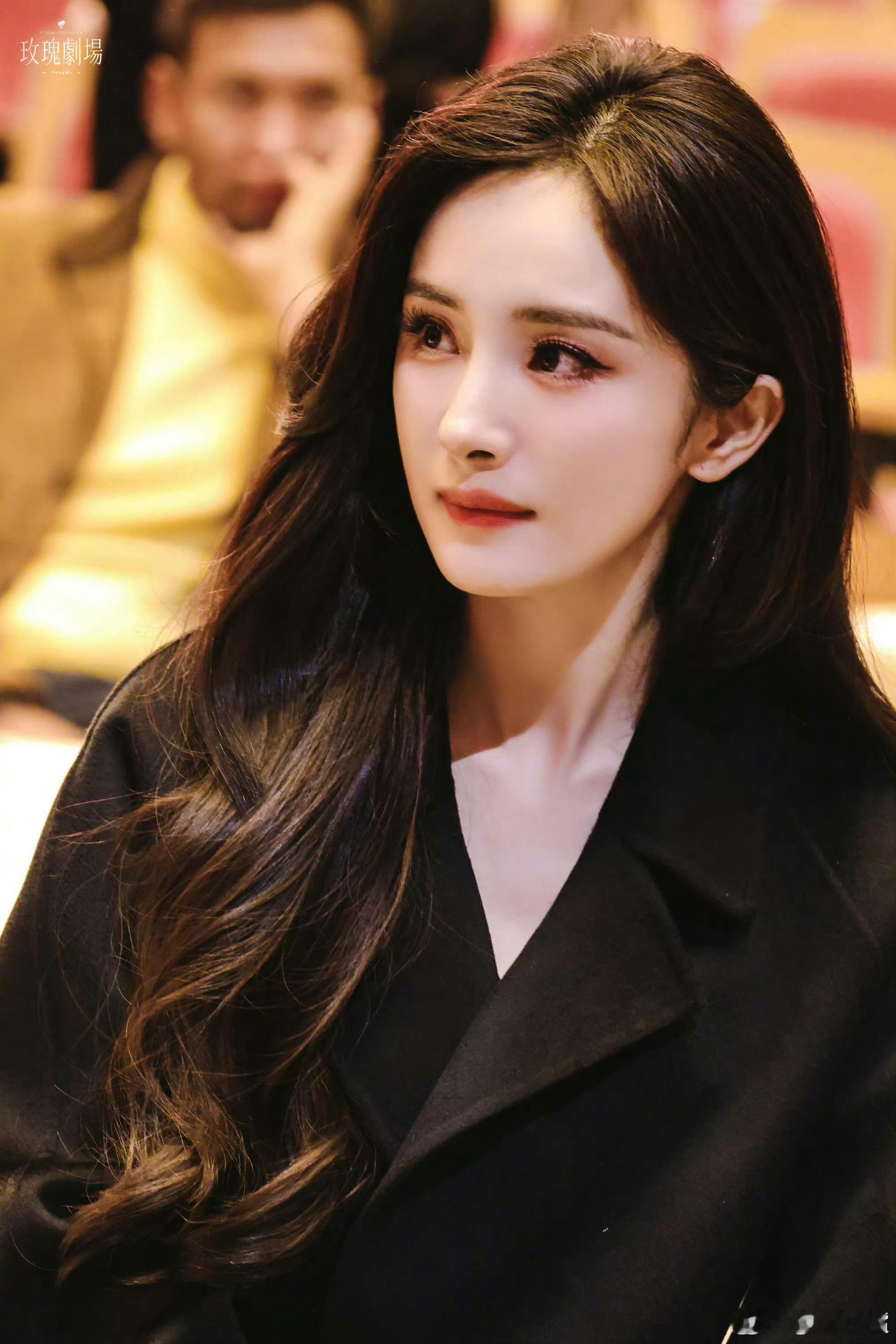 杨幂没走红毯今晚杨幂在参加中国广电精品大会！《生万物》作为年度精品电视剧之一接受