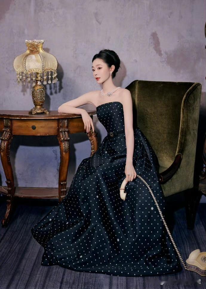 赫本风这赫本风也太适合宋轶了吧！！妥妥的贵族气质，强烈建议宋轶把这套焊身上！