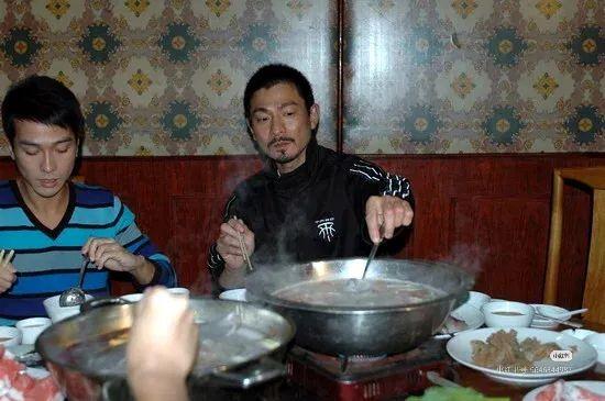 刘德华这事儿，说白了就是明明满汉全席摆面前，他偏要端起那碗白粥。当年他拍《天若