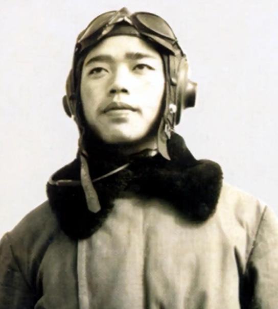 1952年，在朝鲜击落9架美军战机的王牌飞行员赵宝桐，对一位女记者一见倾心。空军