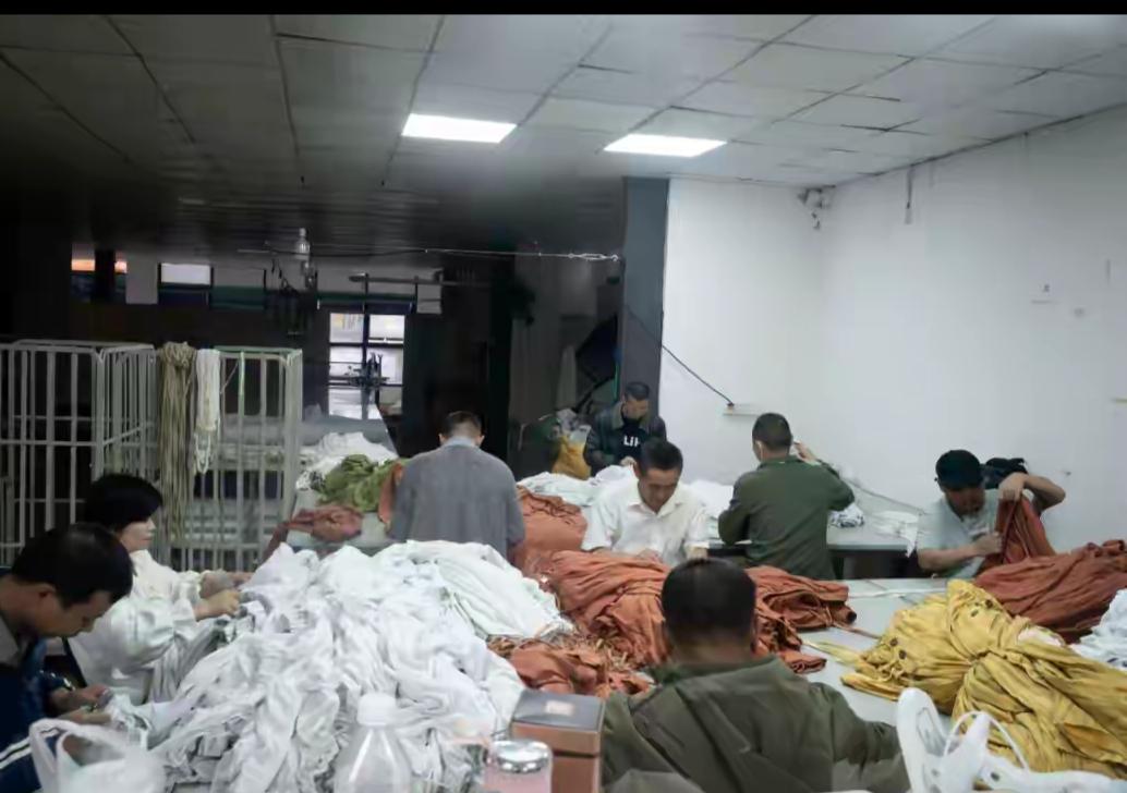 大家请记住这个公司“广州宝树堂服装有限公司”。工厂58名员工，有一半都是尿毒症