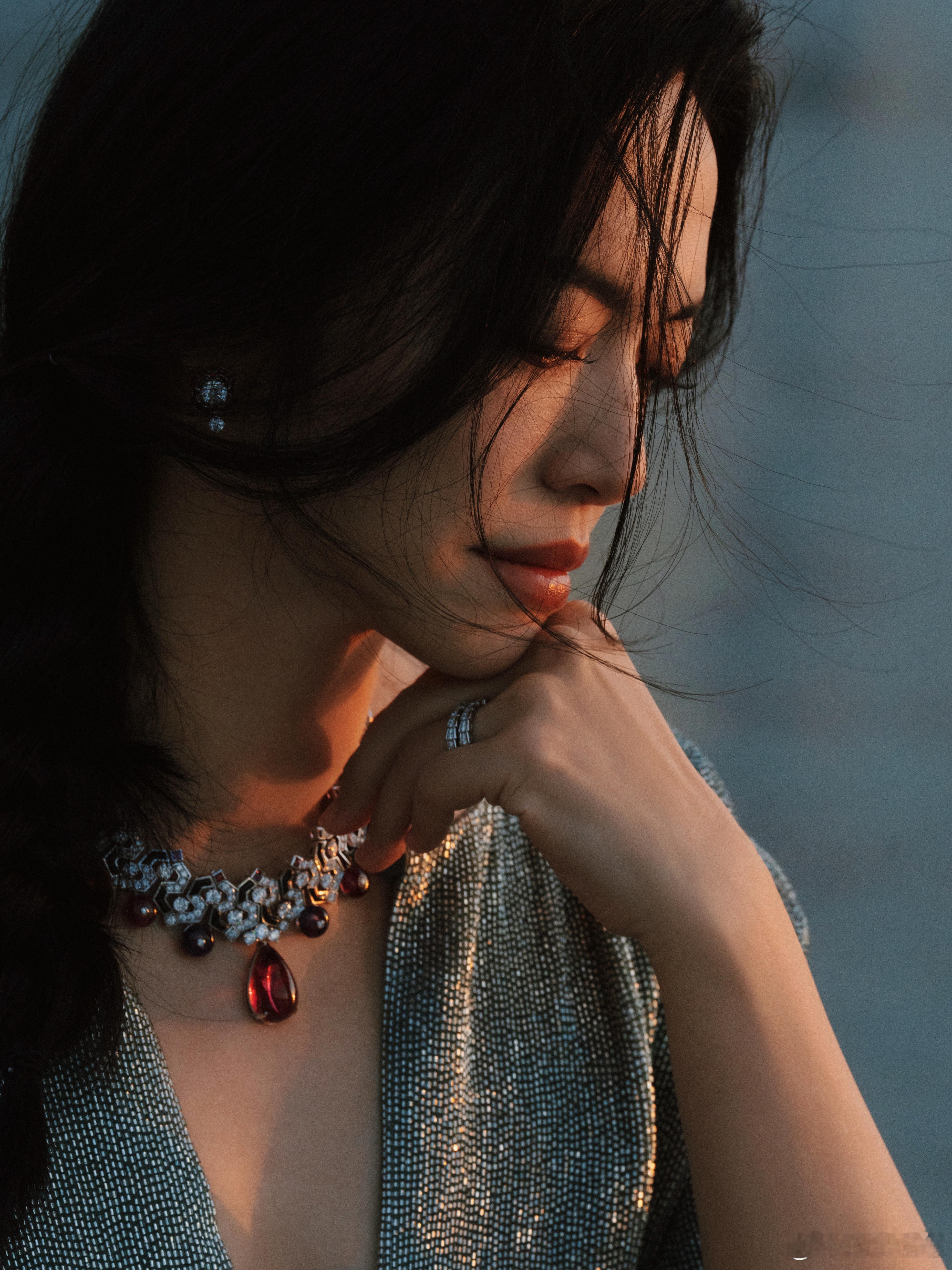 顶级高定穿在姚晨身上，是星光与风骨的碰撞。深V领剪裁利落，珠绣面料暗藏光泽，搭配