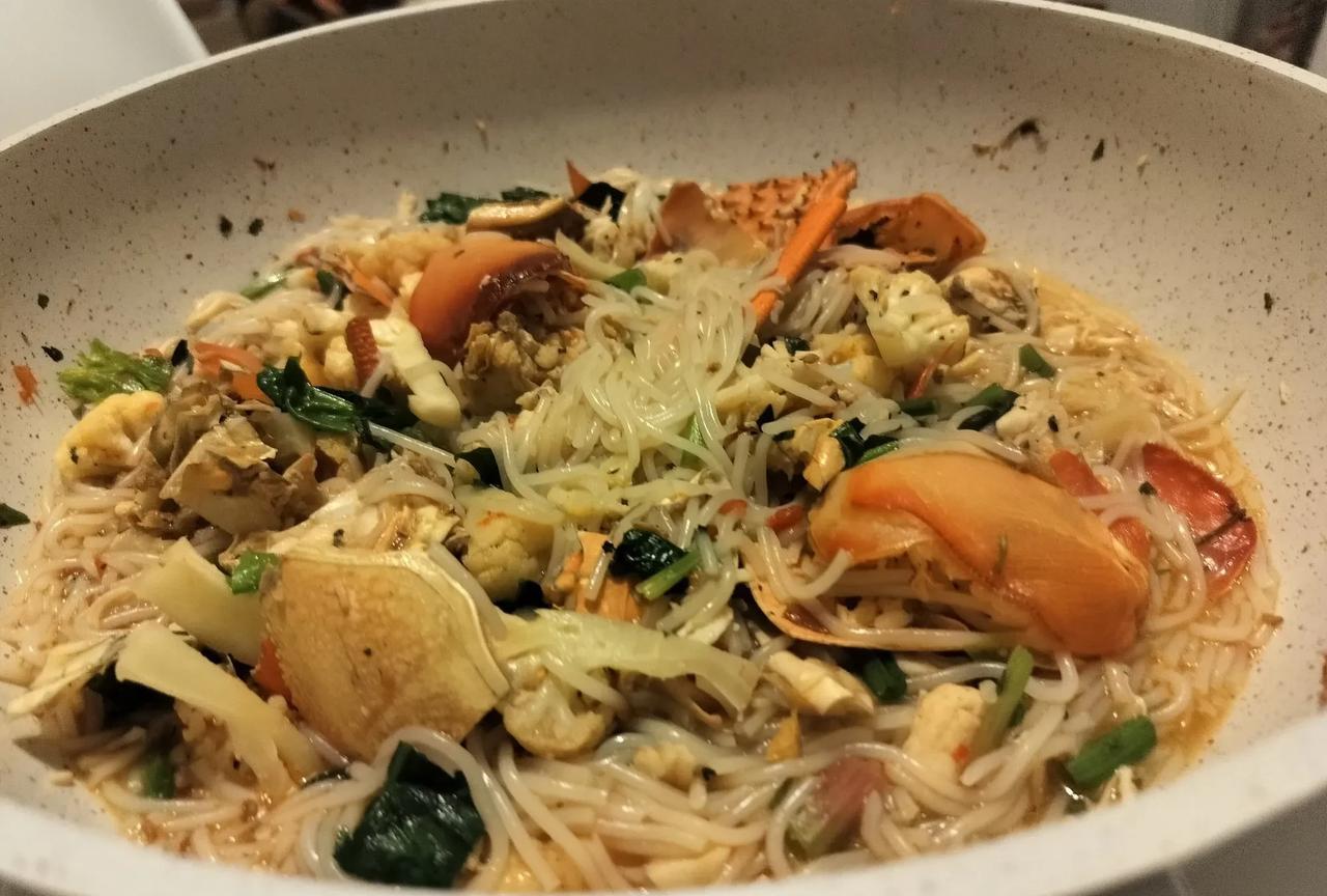 今天吃第二顿。第一顿是龙虾身段，全是肉肉。第二顿是龙虾脑袋，肉少。还有最后一顿全