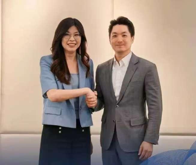 郑丽文在拜访了国民党内部众多大佬之后，又与蒋万安进行了会面！ 说白了，蒋万安
