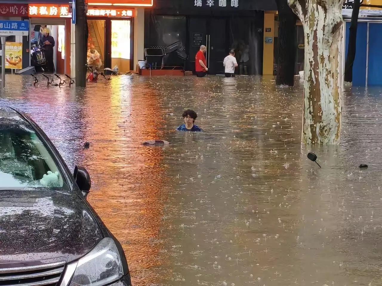 你敢相信，这是今天的武汉市区。有人说，今天一场暴雨，让武汉市区瞬间变成一滩汪洋