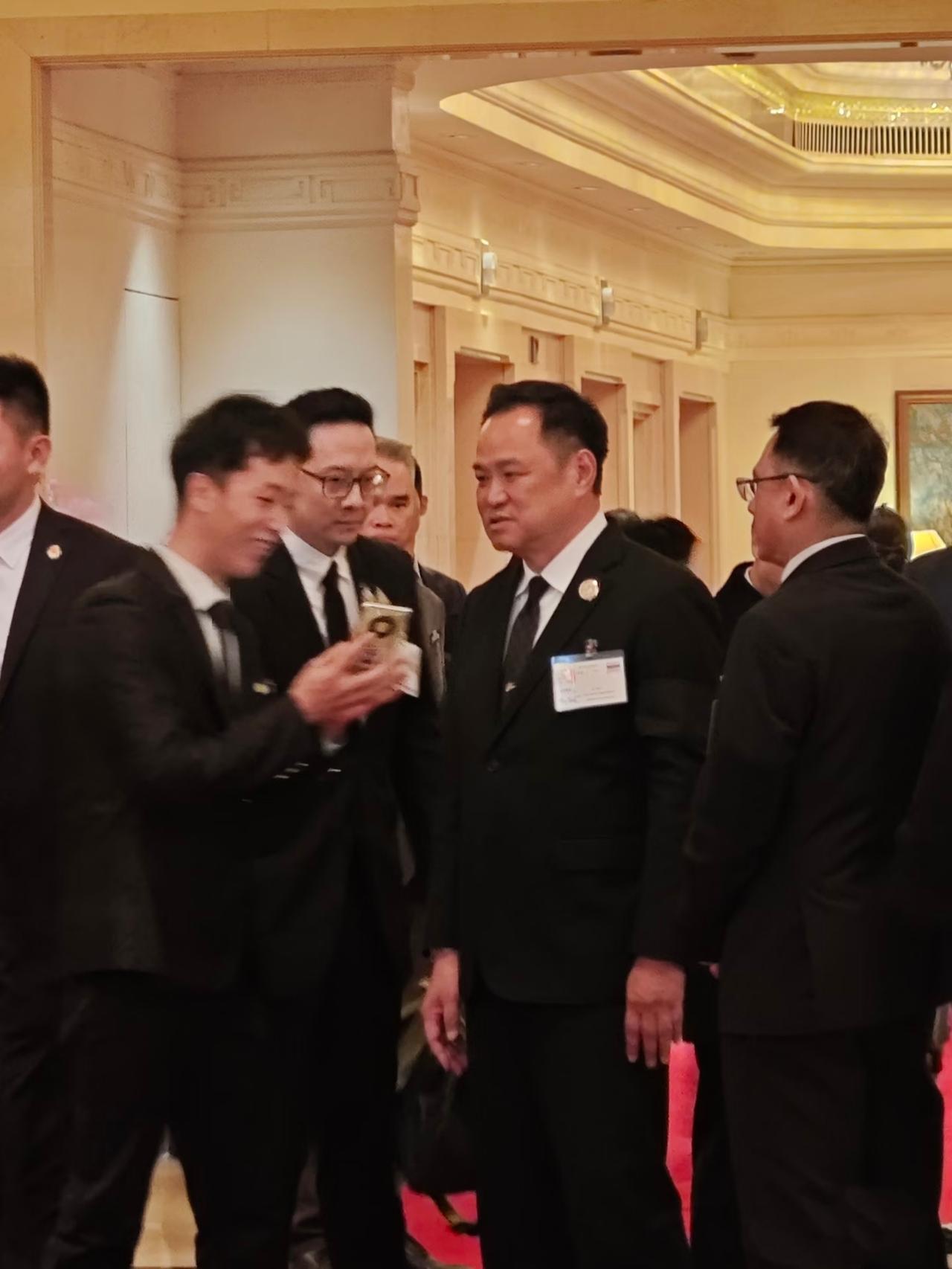 泰国总理阿努廷也跟着玛哈国王来访华了！11月13日，泰国玛哈国王和苏提达王后抵
