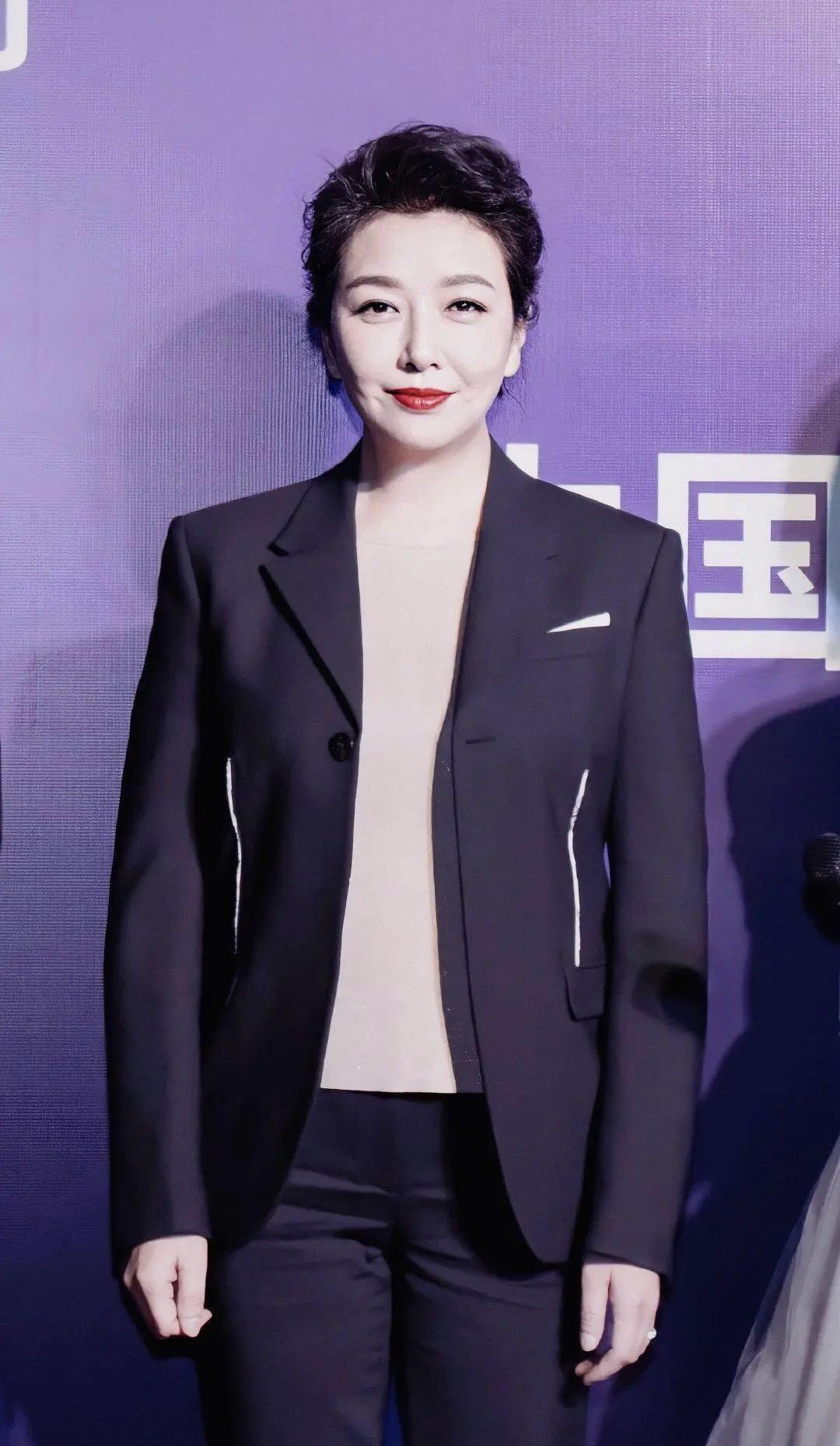 江珊是我心中的女神，她的气质太好了！她不是凌厉精致的美人，是烟火温润，自带人
