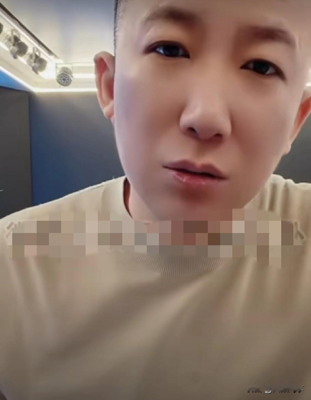 鹏gg心疼T佑，抹泪难受！鹏gg因为T佑不能露脸，心酸哭