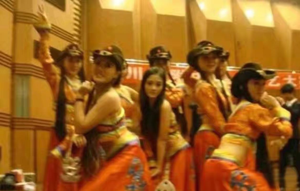 鞠婧祎高中时期文艺汇演照片，确实一眼看过去她最突出，脸最小，身量也小，和周围人一