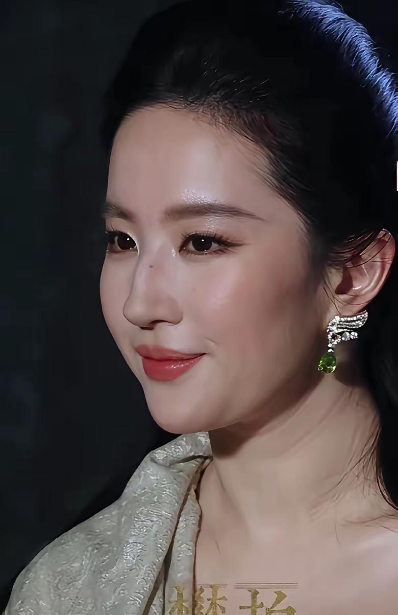 真的很奇怪的，刘亦菲没有结过婚，也没有生过小孩，但是给人一种感觉她已婚生的中年妇