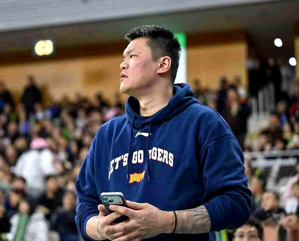 朱芳雨刚卸下广东宏远总经理的担子，篮球圈里关于他去哪的议论还没停，一条重磅传闻就