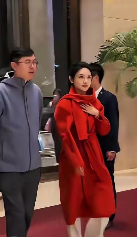 这是央视主持人龙洋下班之后的一张休闲装照片，可以看出本人的脸好小，只有巴掌大，身