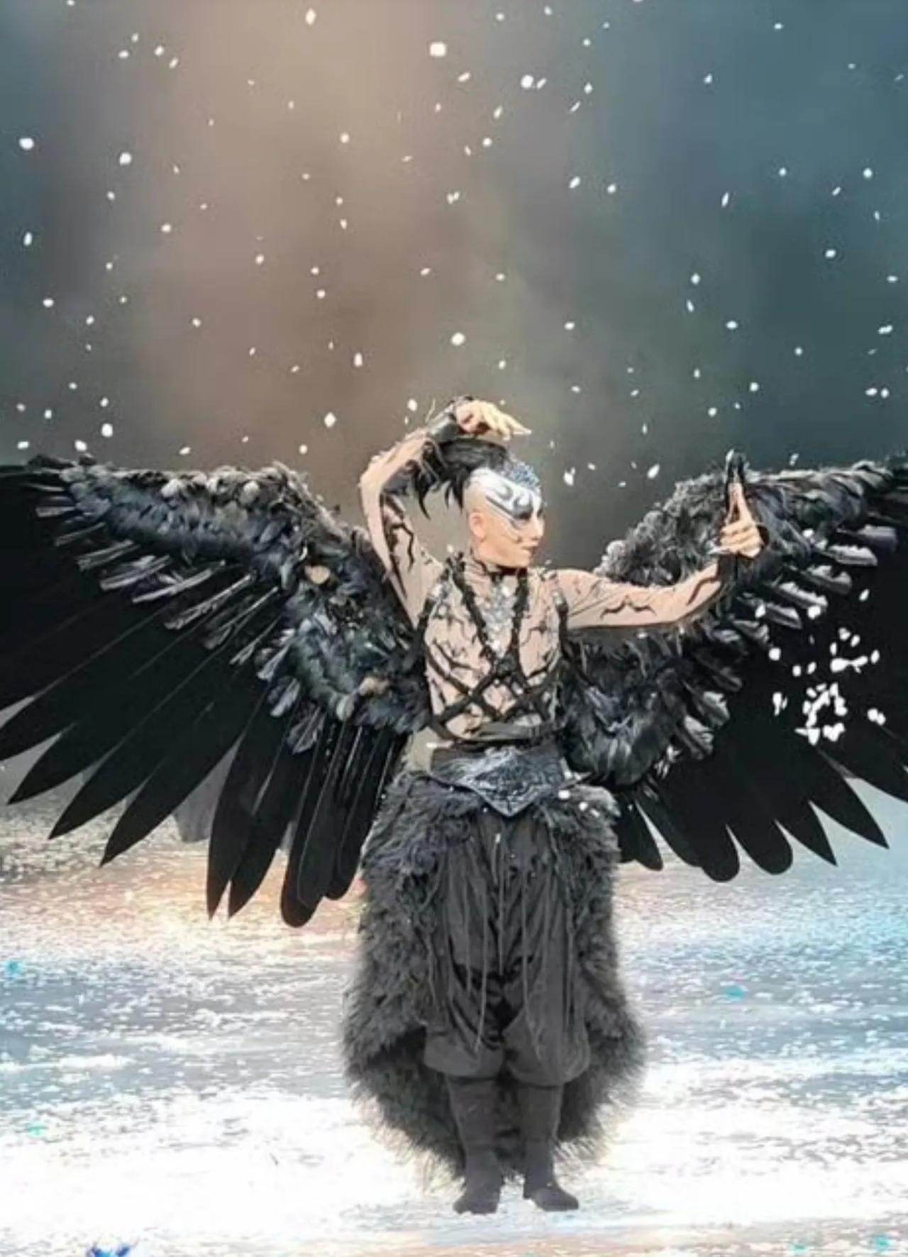 杨丽萍是真的厉害。本来光靠着孔雀舞就足够她吃一辈子了，没想到她在孔雀舞的基础上