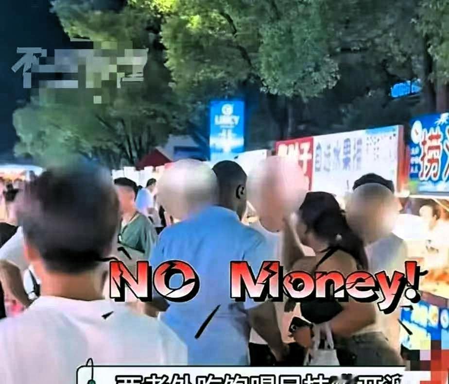 外籍消费者进店无端发难，当场提出无理退款诉求，还随手将选的商品重重砸落在收银台面