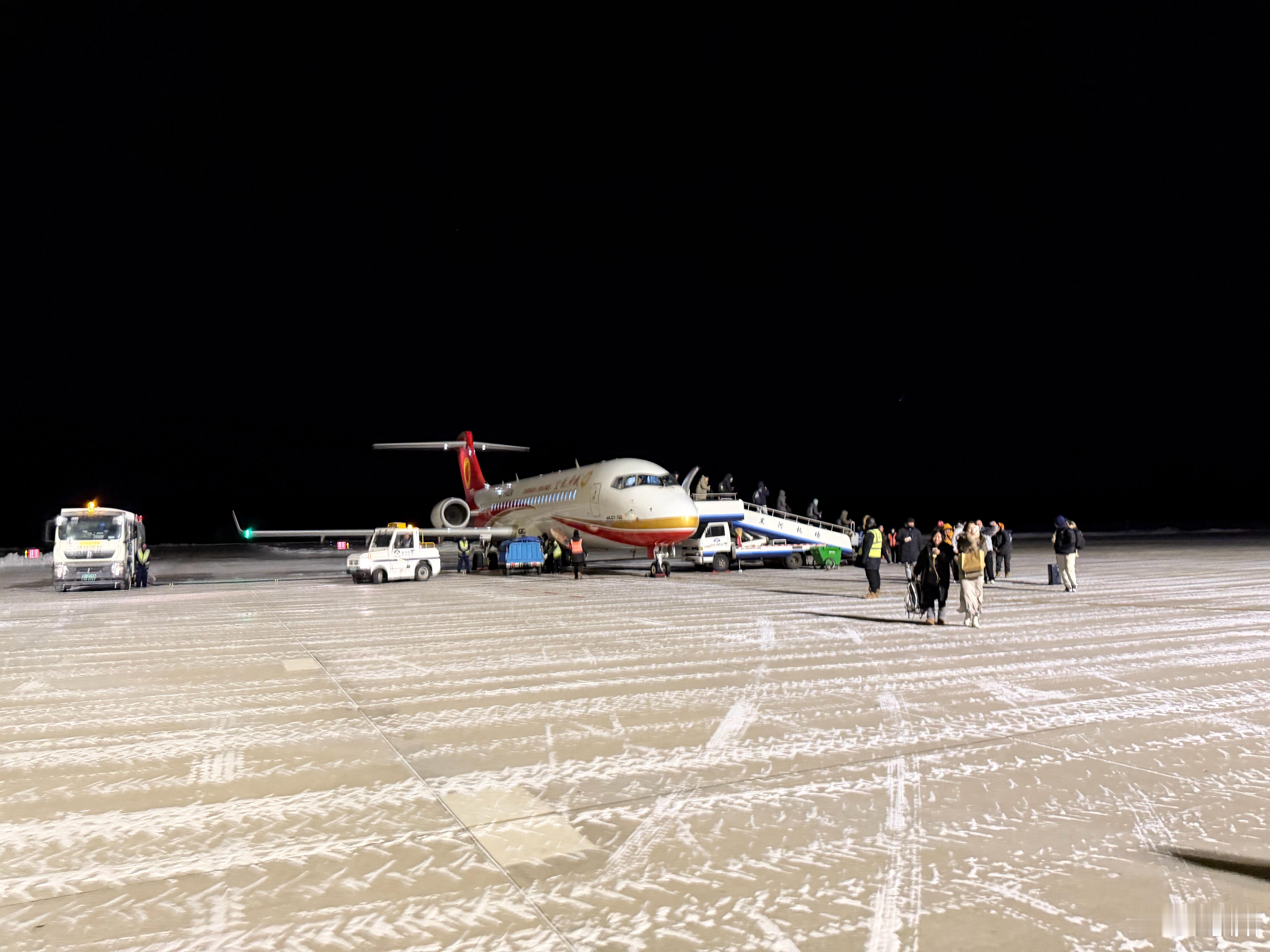 再一次来到整个机场只有一架飞机，手机主摄就能把整个航站楼完整拍下来的黑河机场，本