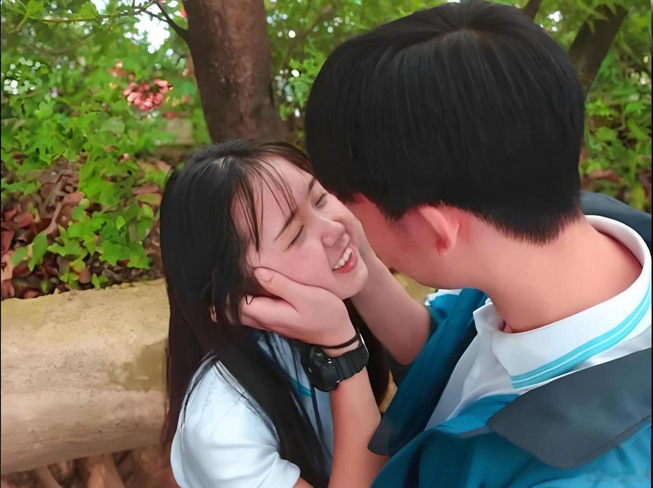 服了！学生早恋也与时俱进了！某校初一女生贾某某，活脱脱美人胚子，学习成绩又
