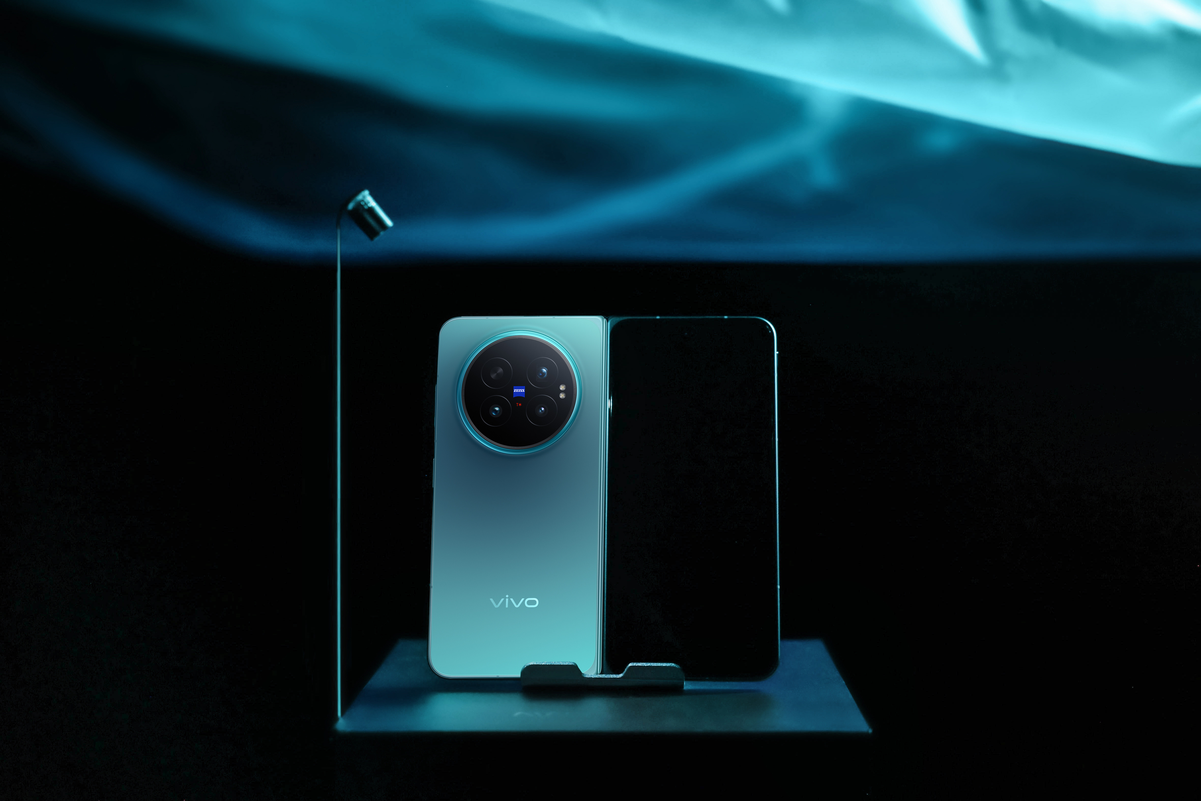 蓝厂这次把vivoXFold6的料堆得太狠了，纯纯“一杯即满杯”的路子，摆明