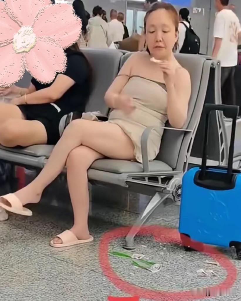 看了这个大娘的样子，我只想到了两个字：无语。把候车厅当成了她自己的家，两条光