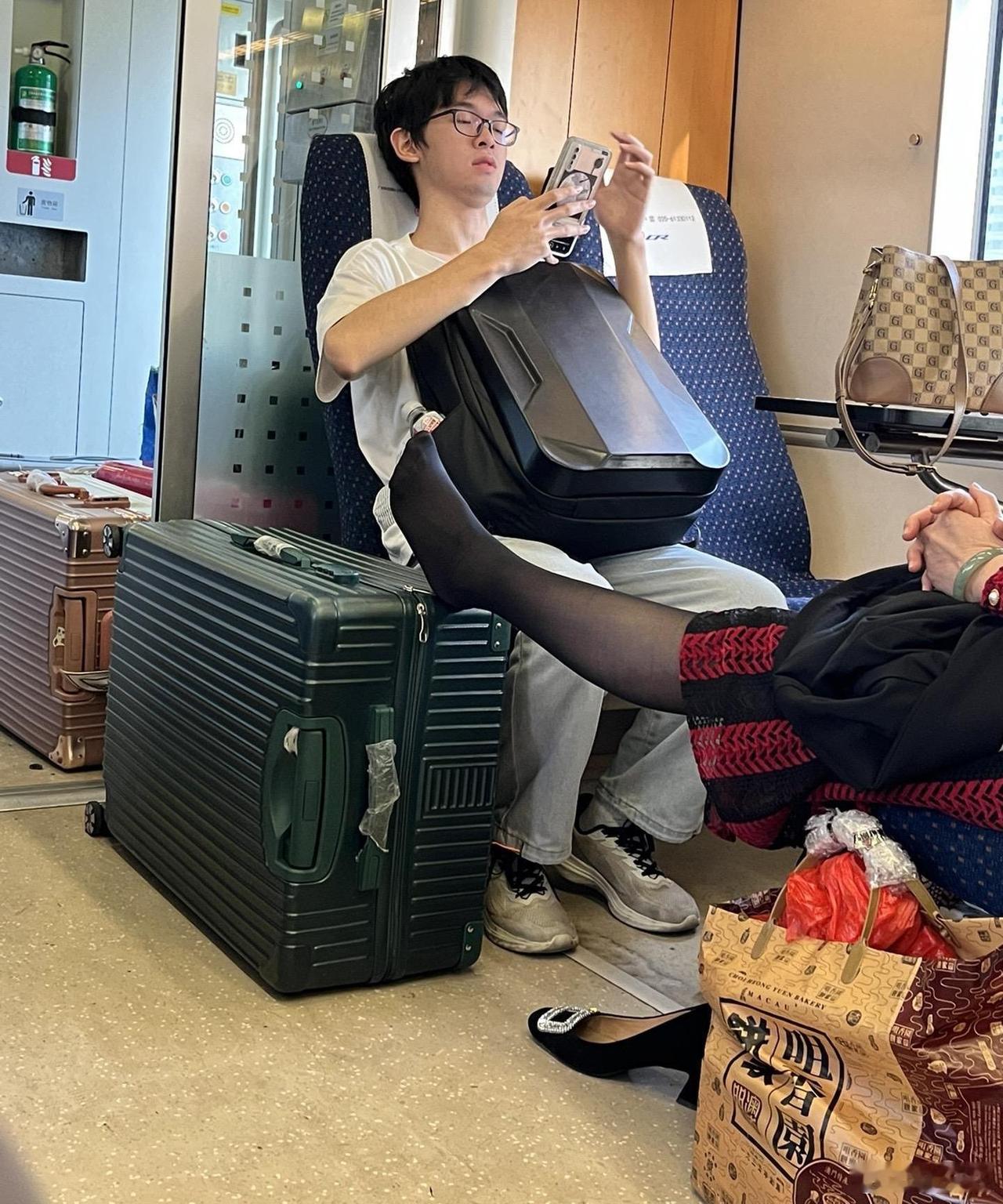 高铁上碰到这种情况你会怎么做，当你在高铁上对面一个女生把腿身在你的行李箱上，你是