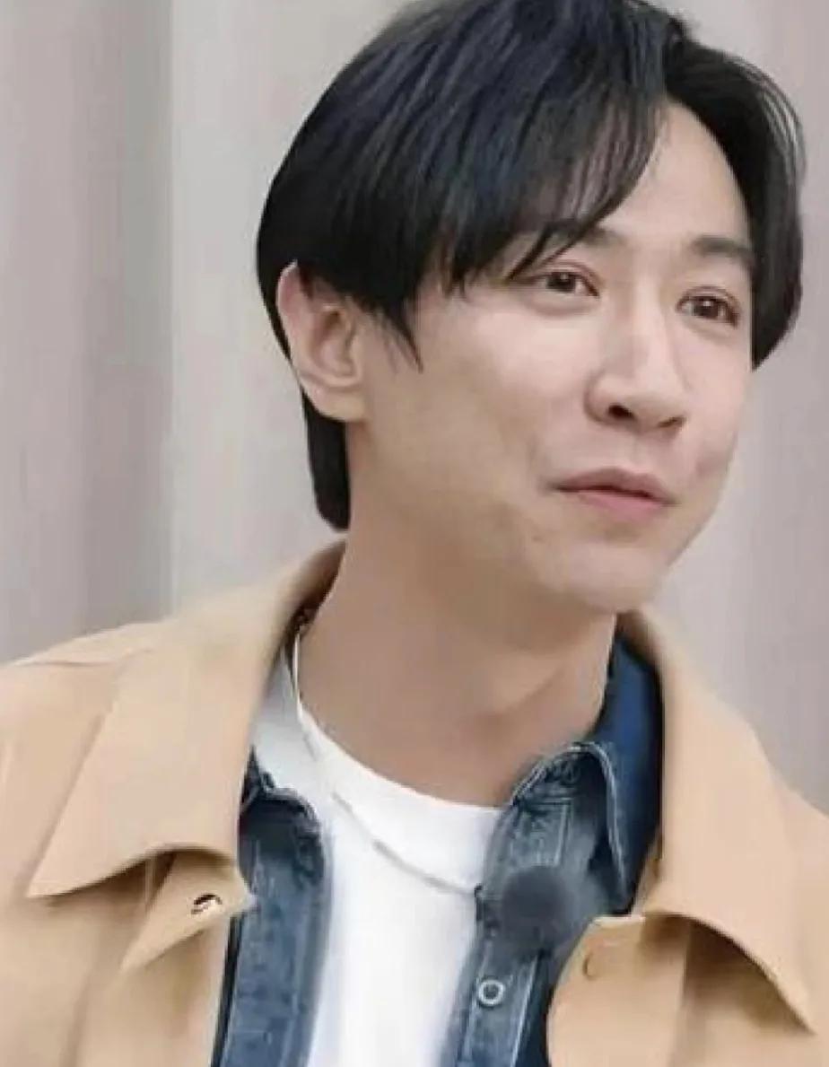 董璇还是有眼光的，这个男人属于耐看型，而且两人还有夫妻相。
