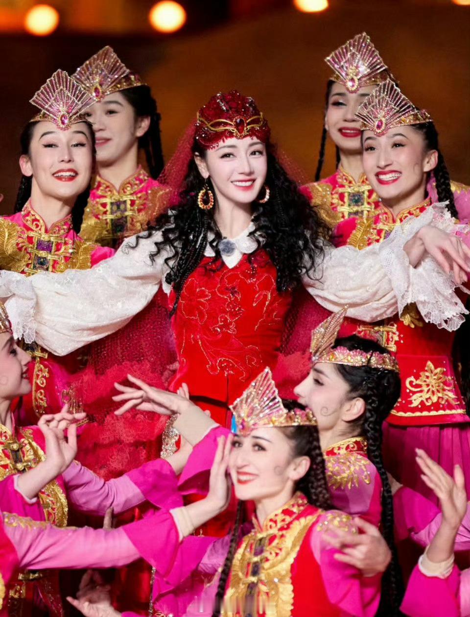 怪不得杨紫🍇那么多爆剧都打不过迪丽热巴啊…对家六边形战士太抗打了，确实比不过啊