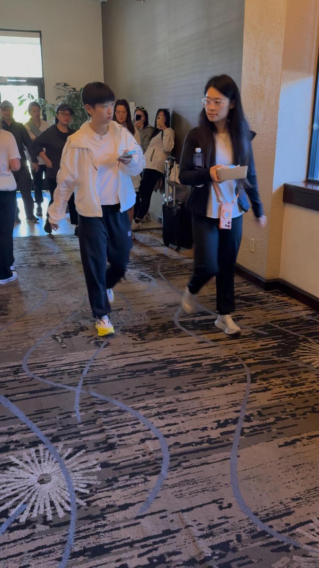 孙颖莎好白皙，一大早去小学参加活动，美国也是抓住这次机会，莎莎走路真潇洒！这是