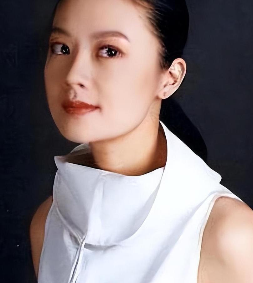 “我愿意放弃中国国籍，自愿加入英国！”这句话，是前央视知名才女主持人姜丰，在20