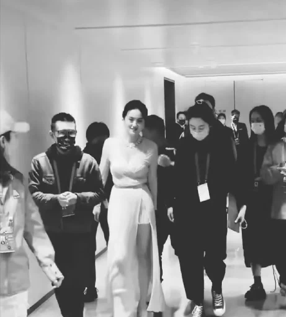 段奕宏今天这条微博把我看哭了！发的悼念长文里我发现金鸡评委席上那个谈笑风生的朱媛