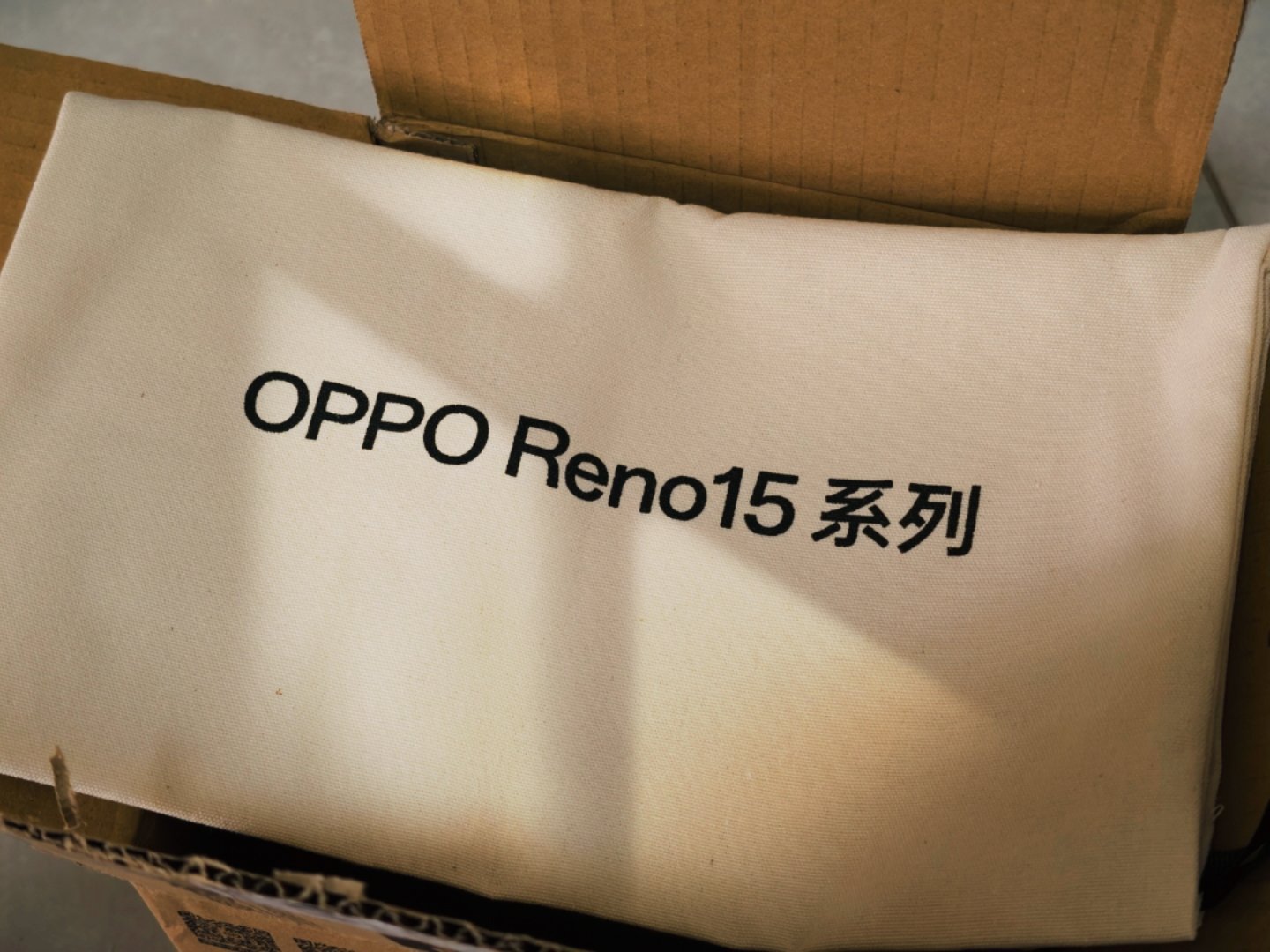 OPPOReno15的邀请函很精致宋雨琦同款OPPOReno15打开看到一个星