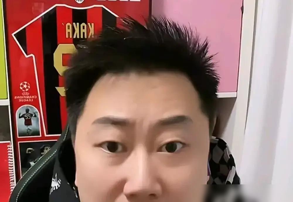 裁判掏出黄牌直指脸颊判假摔，三十五岁的武磊冷笑着竖起大拇指疯狂鼓掌。你仔细盯着慢