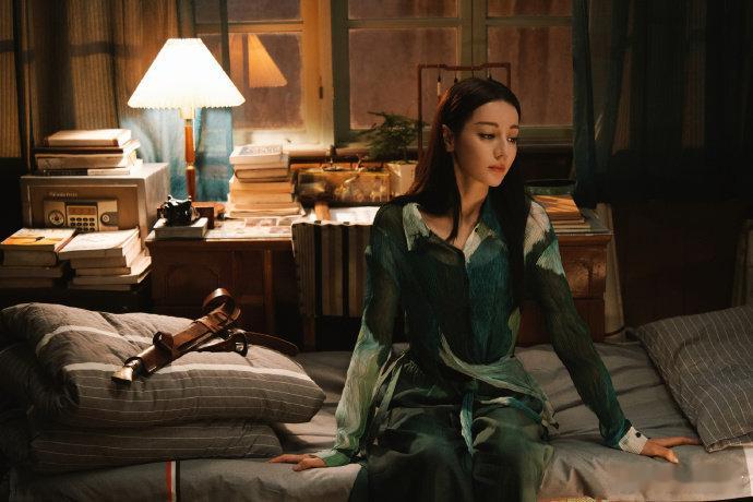 枭起青壤这段真剪头发的戏藏着满满诚意，热巴为呈现真实效果亲自上手，全程谨慎呵护星