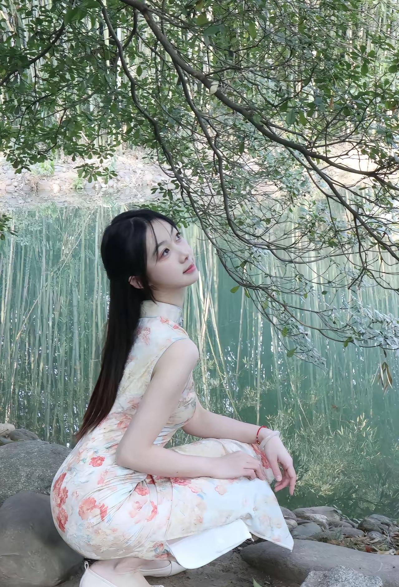 静坐湖畔，感受自然之美