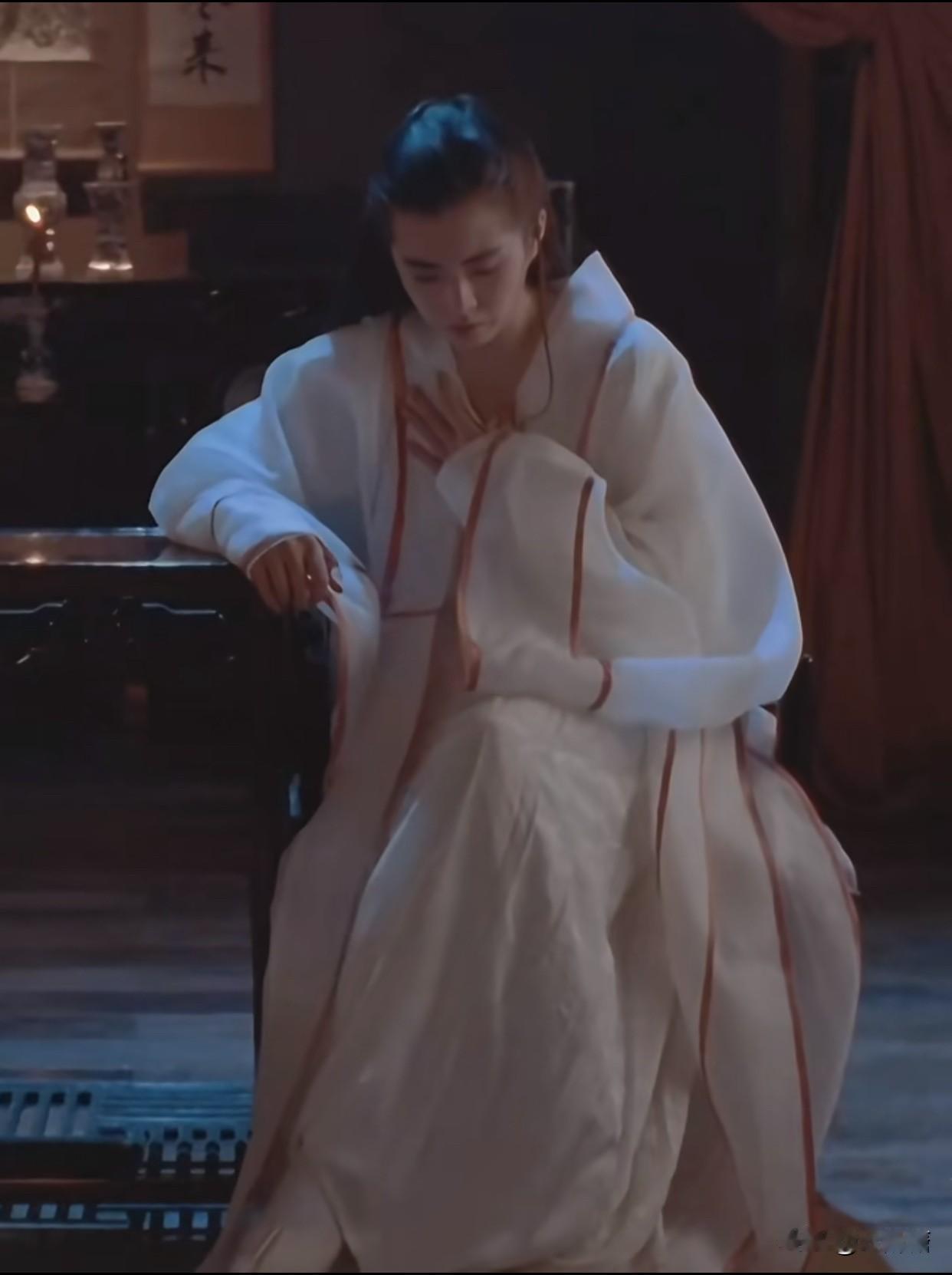 王祖贤演林冲老婆，真是绝了！你说怪不怪，单看她五官：小龅牙、微微凸嘴，按现