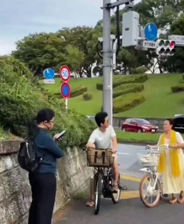 李健与妻子同框画面太治愈！一前一后漫步超惬意，侧头交谈尽显温柔，优质爱情原来长这