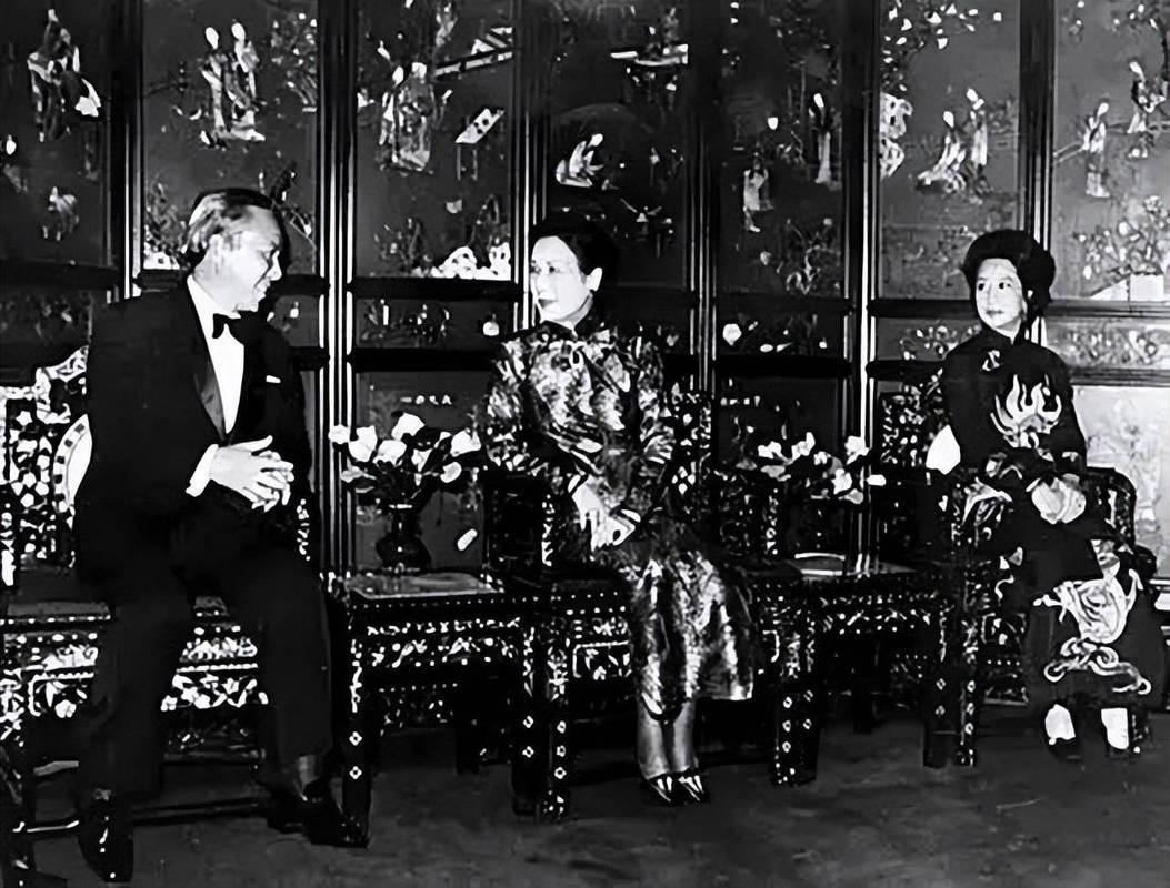 1949年的一个深夜，国民党保密局的大门被人“哐当”一声粗暴踹开。来人连件外套