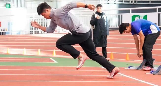 “亚洲飞人”苏炳添又有新身份，他已被任命为暨南大学体育学院院长。2025年4月