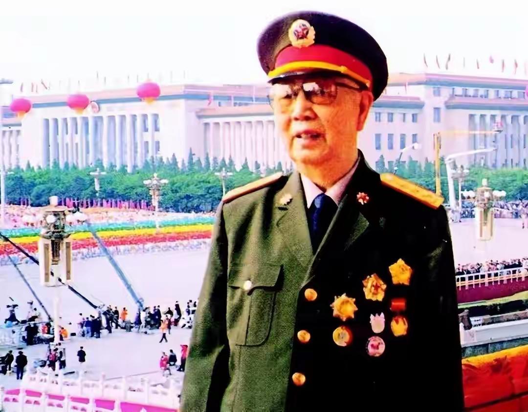1989年2月，一列南下的火车穿过皖北平原，车窗外结着薄冰。车厢里坐着一个白发老